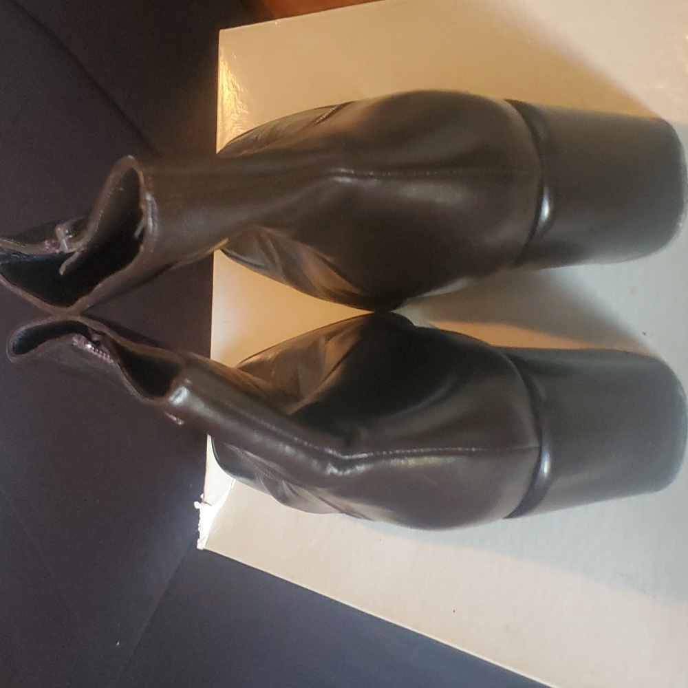 Shoe - Picture 2 of 10